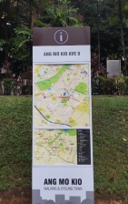 Easy-to-read maps on signboards