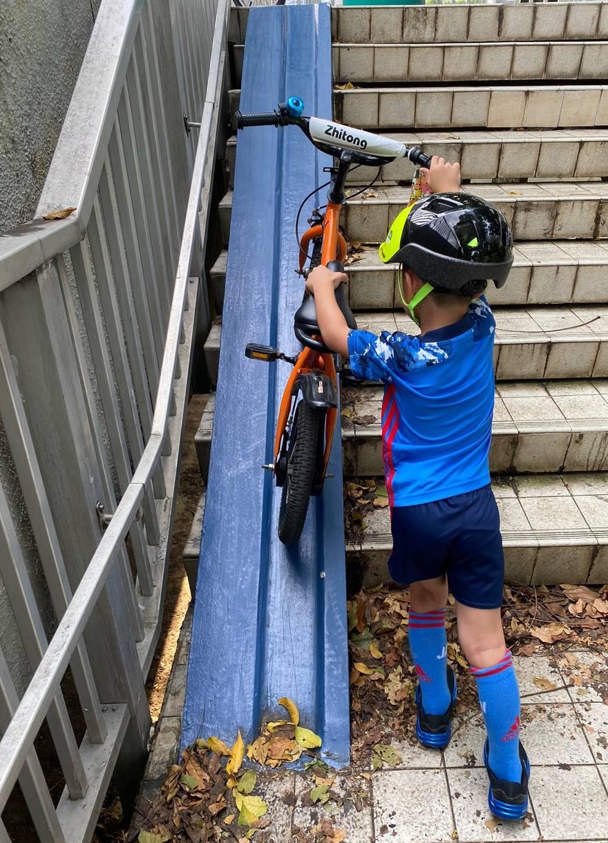 Loading bike onto bicycle wheeling ramp
