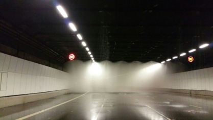 Overhead water sprinkler system in tunnels