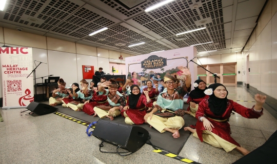 Community Batik painting at Eunos MRT station
