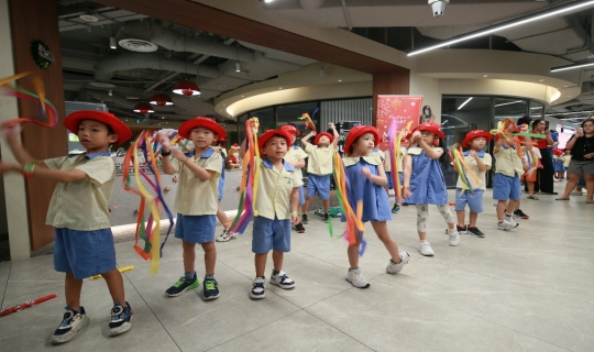 Caroling and dance performance by Red Cross Juniors At Dhoby Ghaut MRT Station 