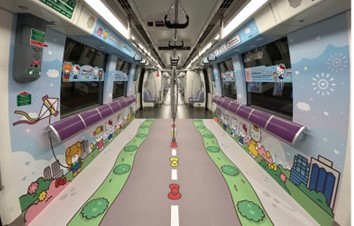 251101_hello_kitty_themed_train