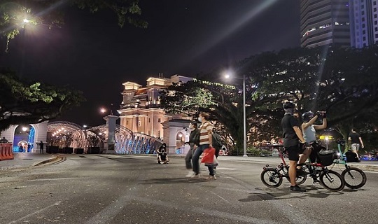 Pedestrians and cyclists enjoying the closure of Fullerton Road/Anderson Bridge during the night Pedestrians and cyclists enjoying the closure of Fullerton Road/Anderson Bridge during the night