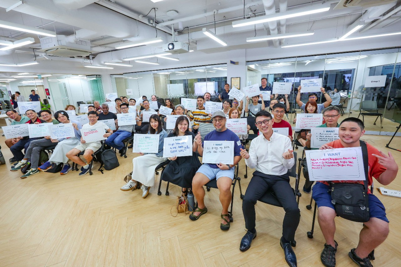 FGD5 Group photo of MOS Baey with focus group participants 1