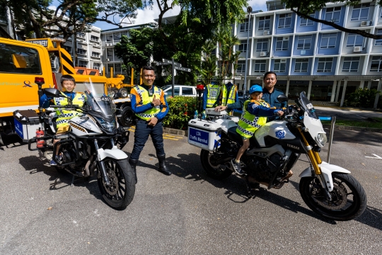 Image of LTA's Vehicle Enforcement Officers engaging with FOLT participants testing out their vehicles