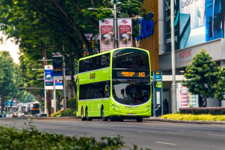 Image of green bus service 143 on Orchard Road