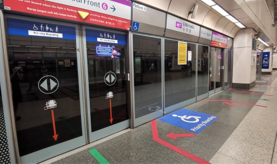 Image of priority signs on platform screen doors and floor